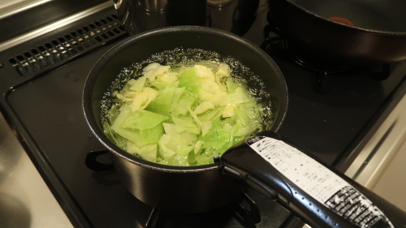 キャベツを茹でる