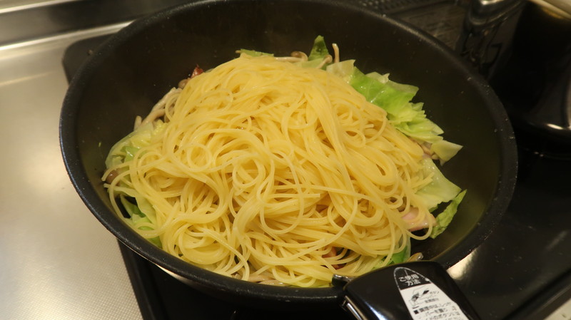 ゆであげのパスタを投入する