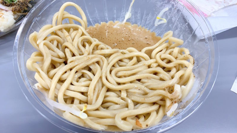 冷し豚中華にスープをかける
