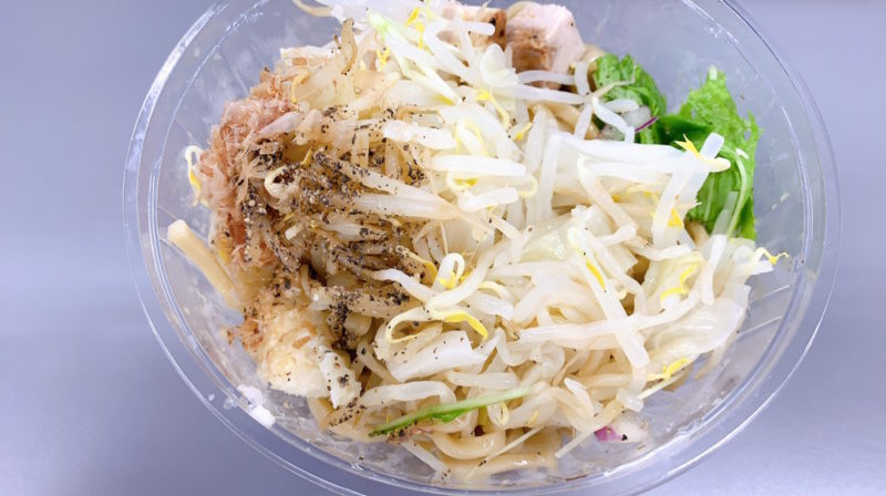 冷し豚中華の具をのせる